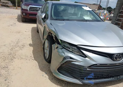 2021 Toyota Camry Le z USA, uszkodzony, nr VIN 4T1R11AK8MU567819